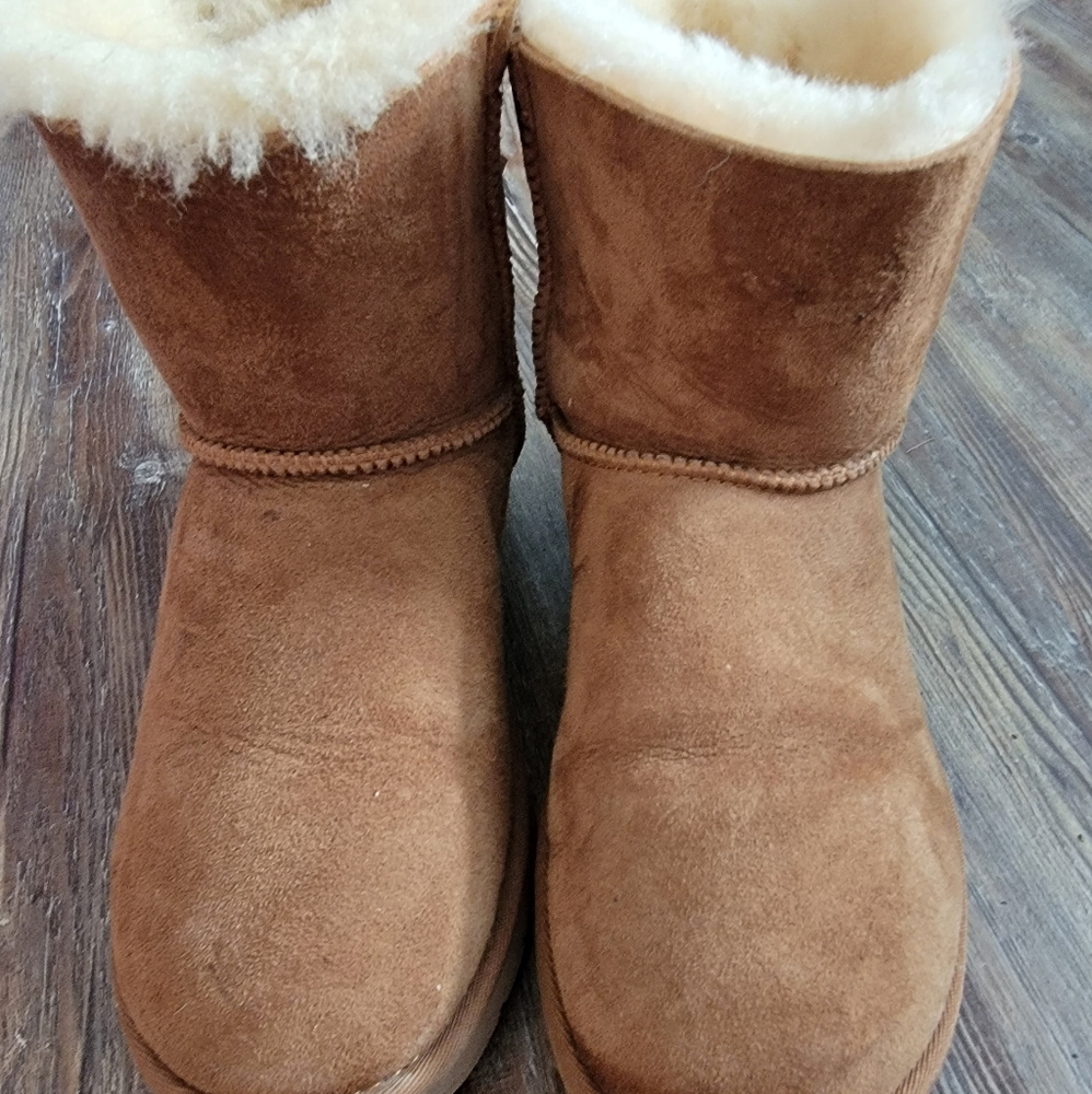 Bow low top Uggs